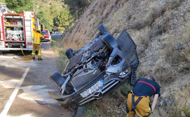 Una conductora queda atrapada en su vehículo tras volcar en Alcoy