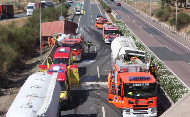 Dos aparatosos accidentes de camiones en Sagunto causan heridos y retenciones de más de cuatro kilómetros
