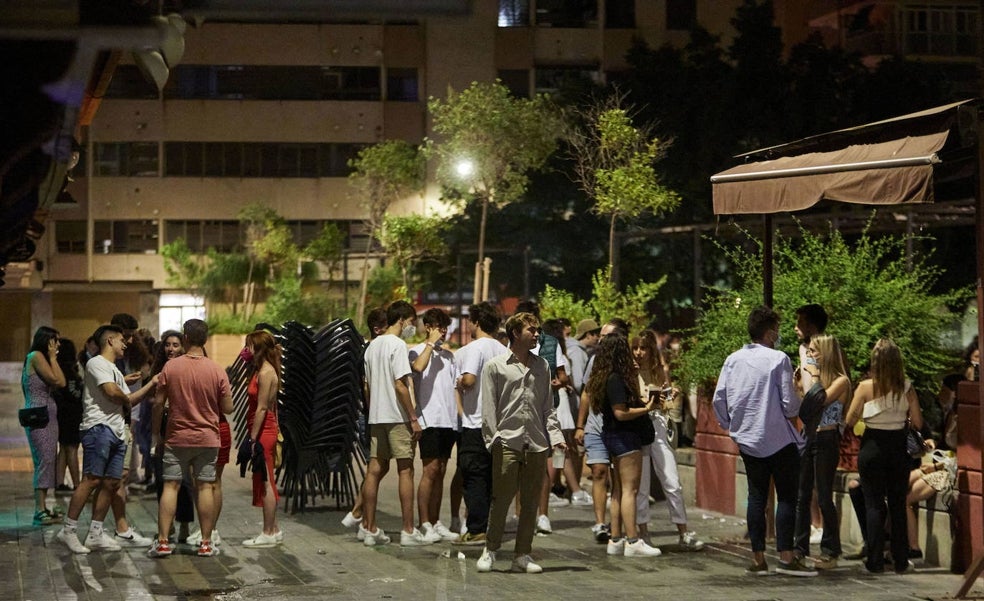 El Ayuntamiento estudia si mantiene las multas a los padres por el botellón