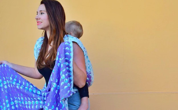 El método ancestral de llevar en brazos a tu bebé que han puesto de moda las famosas