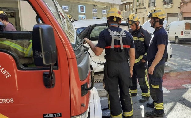 Los bomberos salvan la vida a una mujer en Alicante que dormía mientras se incendiaba su terraza