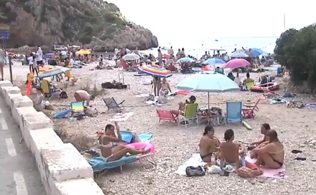 ¿Dormiría en la playa para coger sitio? En Xàbia, algunos, sí