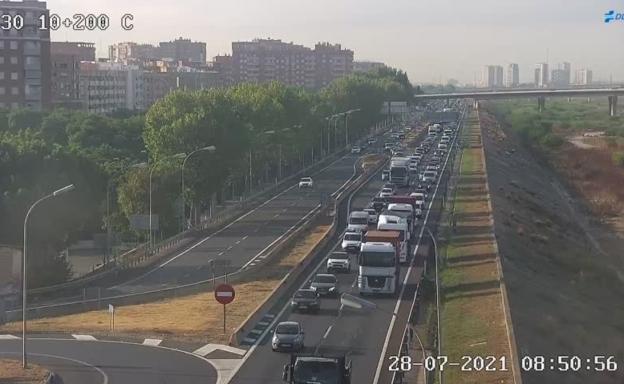 Cuatro kilómetros de retenciones en el by-pass complican el tráfico en Valencia este miércoles