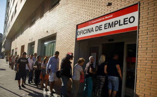 España recupera el empleo perdido por el covid aunque el paro crece en la Comunitat