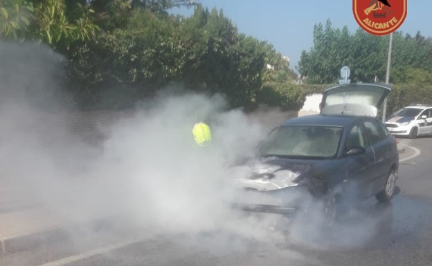 Los bomberos intervienen de urgencia tras el incendio de un coche en Alicante