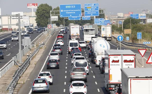 El bypass, colapsado en plena Operación Salida: un accidente provocó un atasco de 16 kilómetros, 7 de ellos por el efecto mirón