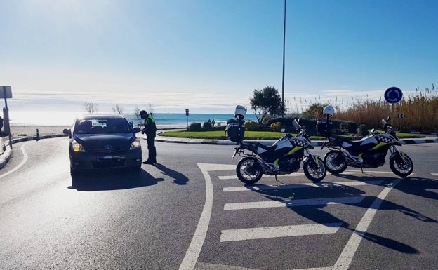 Canet refuerza la vigilancia por «quedadas» para hacer botellón ante el toque de queda en municipios vecinos