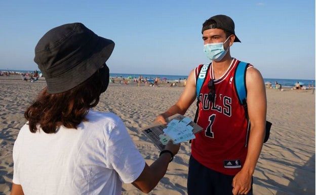 Canet reparte 3.000 bolsas y ceniceros para evitar la presencia de residuos en la playa