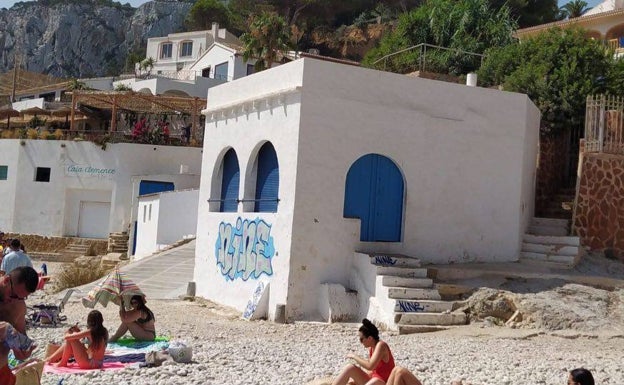 Un grafiti mancilla la idílica imagen de la Cala de la Barraca de Xàbia