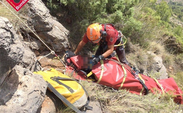 Rescatado en helicóptero un hombre tras caerse en Turballos