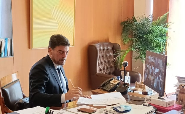 Barcala pide explicaciones a Sanidad por una «interrupción de la vacunación» en la Ciudad de la Luz ayer y hoy