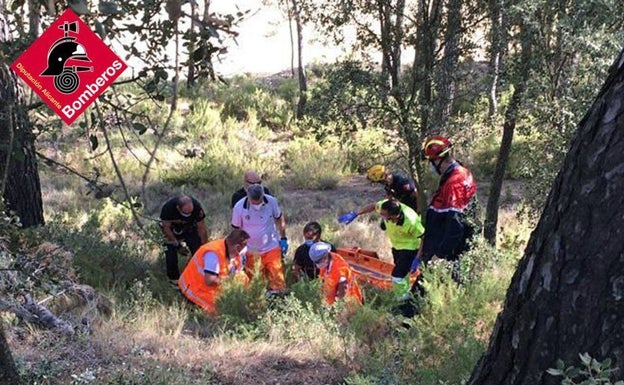 Un motorista sale despedido a un terraplén de tres metros en Banyeres de Mariola