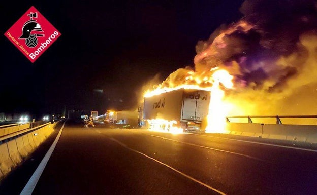 Espectacular incendio de un trailer en la autovía A-7