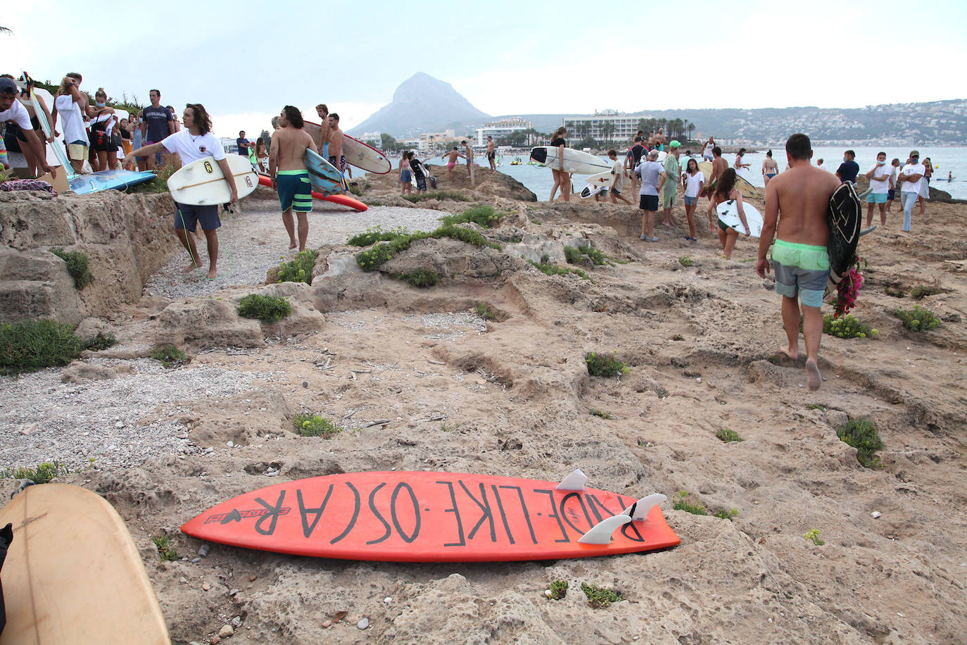 El surf despide en Xàbia a Óscar Serra, el valenciano fallecido en México