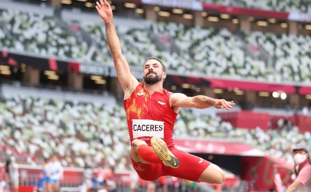 Eusebio Cáceres acaricia el bronce en salto de longitud en los Juegos