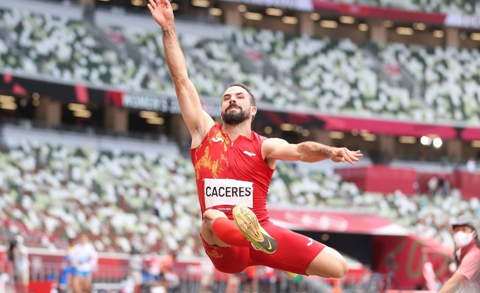 Eusebio Cáceres acaricia el bronce en salto de longitud en los Juegos