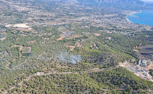 Los bomberos sofocan un fuego en la Serra Gelada