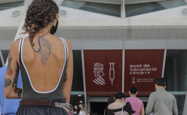 Sanitat registra dos brotes de 28 y 32 casos de Covid en dos municipios valencianos