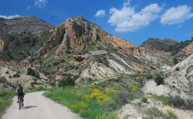 Vía Verde del Maigmó: una ruta de senderismo que atraviesa túneles y viaductos