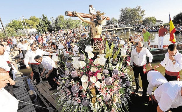 La Albufera honra al Cristo otro año sin romería en barca