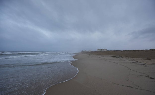 Un Policía Nacional rescata a un hombre a punto de morir ahogado en la playa de El Saler