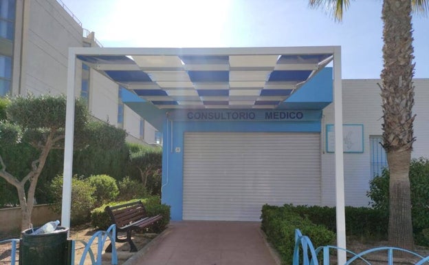 Un toldo protege del sol a los pacientes del consultorio de la playa de Canet