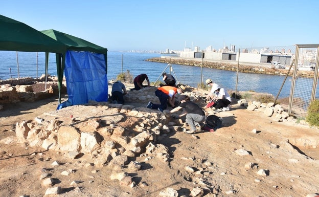 Arqueólogos del MARQ descubren una conservera de pescado del siglo IV a.C. en la Illeta dels Banyets