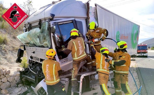 Un conductor queda atrapado en la cabina tras un accidente entre dos camiones en la autovía