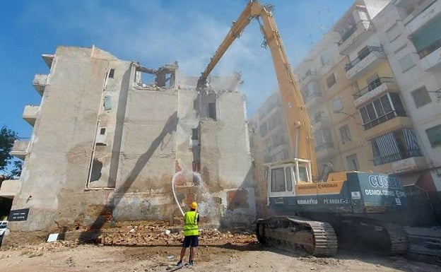 Comienza la demolición del edificio en ruinas de Nou Alcolecha