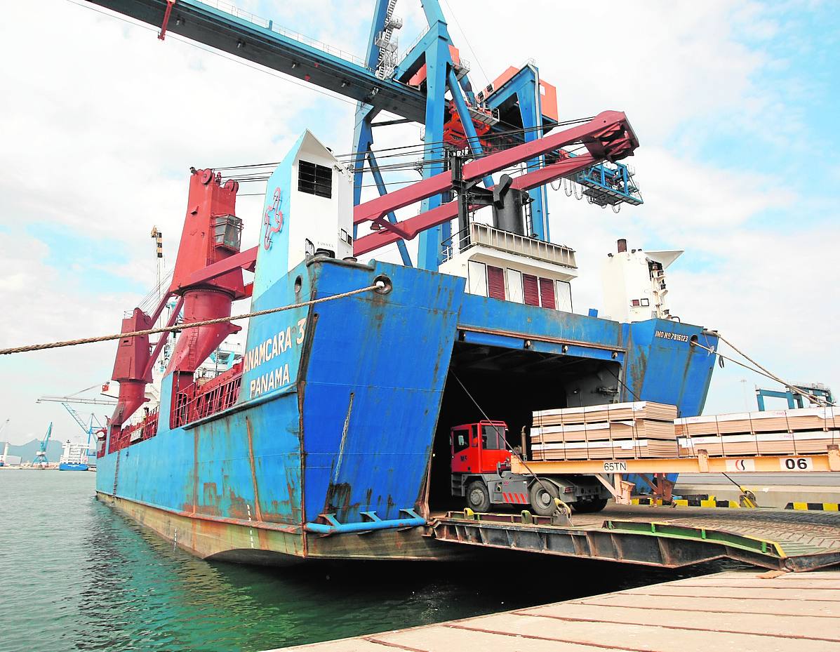 El puerto de Castellón insta a los transportistas a acabar con el paro que bloquea una terminal