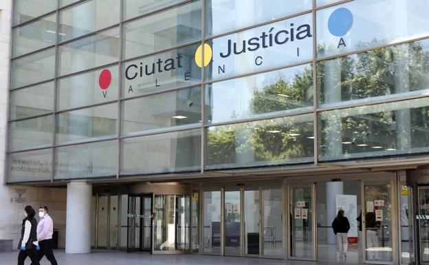 Un hombre condenado a doce años y medio de prisión por lanzar a otro desde un séptimo piso en Valencia