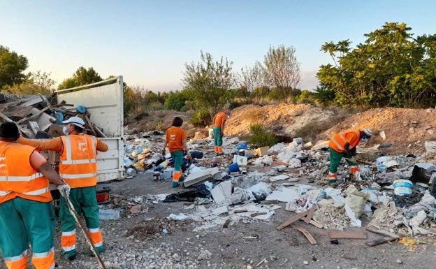 Paterna retira 20 toneladas de escombros y dos camiones de enseres de un vertedero ilegal de El Plantío