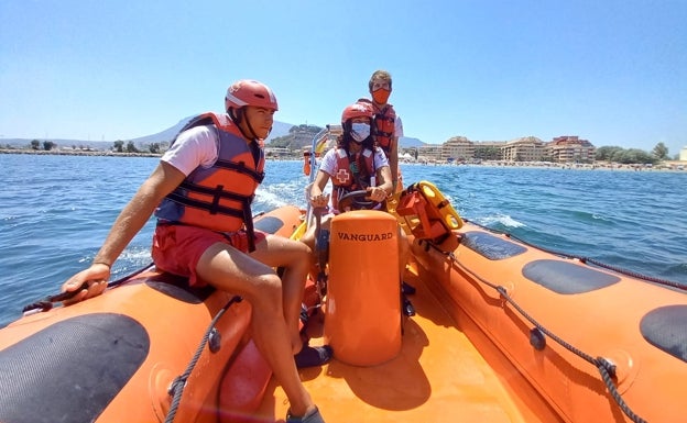 Trasladan al hospital a una mujer tras caer en la pasarela de una playa de Dénia