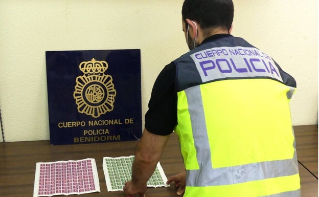 La Policía Nacional de Benidorm detiene a tres personas por sustraer sellos valorados en 5.000 euros