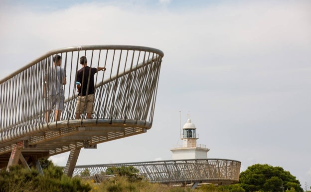 Faros de Alicante: Tabarca y Santa Pola, enclaves estratégicos con vistas privilegiadas