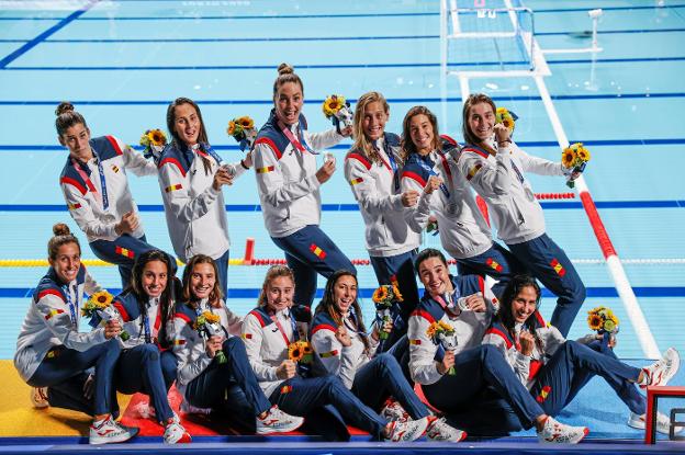 Las integrantes de la selección española posan con las medallas tras la final ante Estados Unidos. efe/