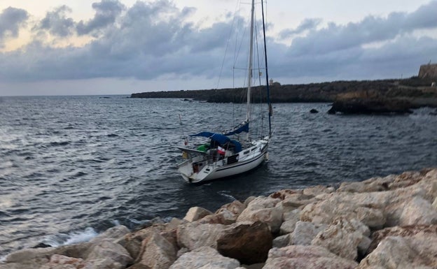 Rescatan a dos tripulantes de un velero encallado en una zona rocosa de Tabarca