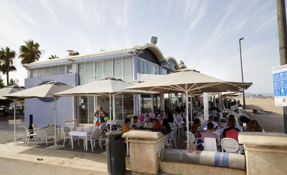 El diseño de la cubierta atasca la licencia de los restaurantes de la playa de la Malvarrosa