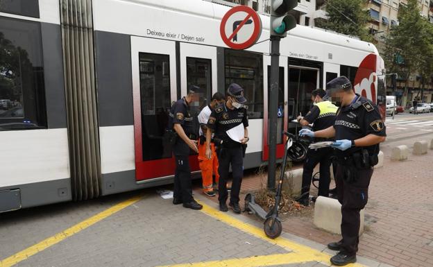 Herido el conductor de un patinete tras saltarse un semáforo en rojo y chocar contra un tranvía