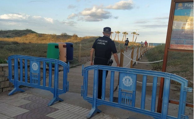 Canet cierra la playa por la noche y refuerza la vigilancia para evitar concentraciones