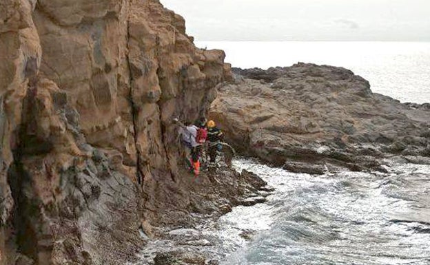 Los bomberos rescatan a un joven tras sufrir un accidente en una zona rocosa de la costa de Moraira