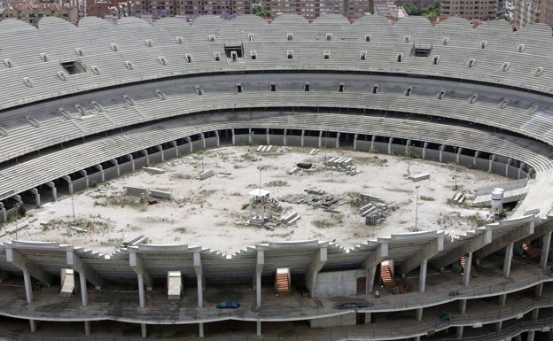 El dinero para reactivar Mestalla, en riesgo por la guerra entre Tebas y el Real Madrid