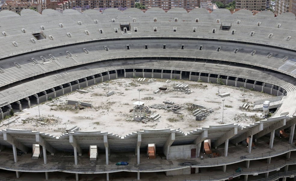 El dinero para reactivar Mestalla, en riesgo por la guerra entre Tebas y el Real Madrid