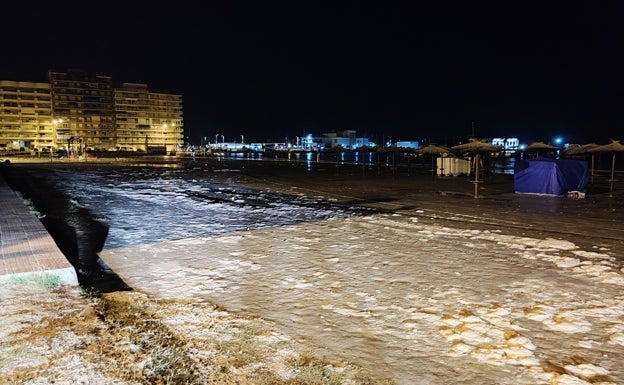 Una inesperada subida de la marea causa daños en el litoral de Santa Pola esta madrugada