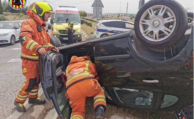 Vuelca un coche en una carretera de Paiporta