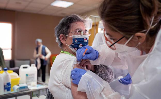 Las residencias podrán cambiar de puesto a sus trabajadores antivacunas