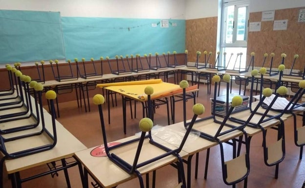 Pelotas de tenis en las sillas para reducir la contaminación acústica en las aulas de un colegio de Albal