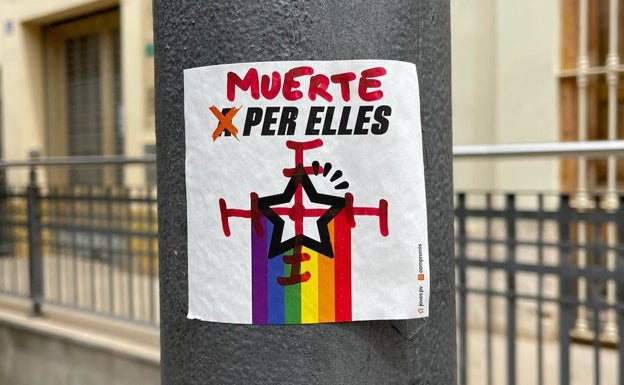 Pintan amenazas de muerte en las pegatinas LGTBI de las Juventudes de Compromís en Moncada