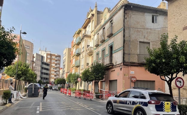 Se desprende una parte de la cornisa de una finca en Torrent sin causar daños