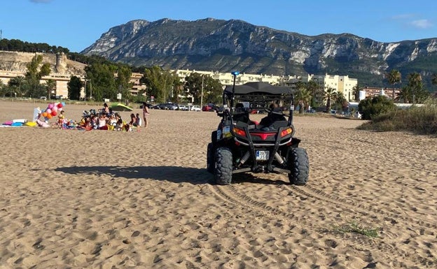 Jóvenes que hacían botellón en las playas de Dénia salen a la carrera al detectar a la policía